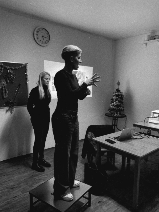 Přednášky se konají zřejmě za účasti tlumočníků ČZJ