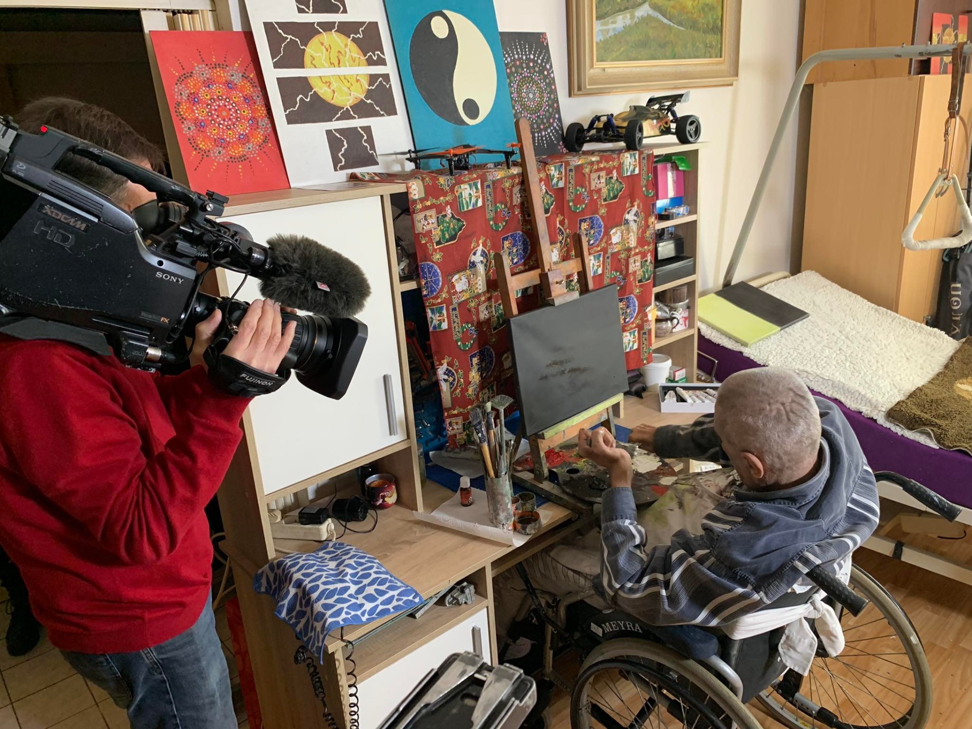 Štáb Televize TKN natáčí malíře Karla Lišku